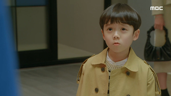 "우리 엄마 아니잖아요..."…태양(정민준)은 자신에게 상처 준 재경(오승아)을 보고 겁을 먹는데...
