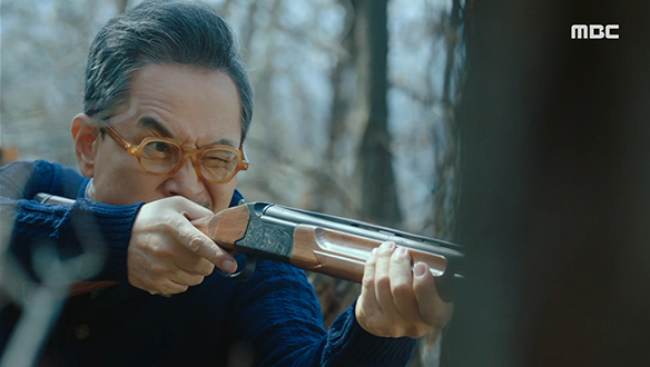 '봉선화, 너만 없어지면 돼'…윤 회장(정성모)은 선화(엄현경)를 향해 총구를 겨누는데... 클립 이미지
