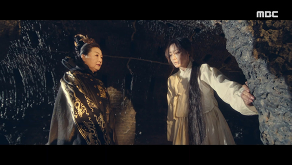 "그자가 누굽니까?"…책상에 가만히 앉아 자신의 과거를 떠올리는 구련(김희선)