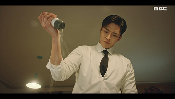 "닭 튀길 수 있어?"…본인이 말 한대로 치킨을 직접 구하게 된 구련(김희선) X 준웅(로운) 클립 이미지