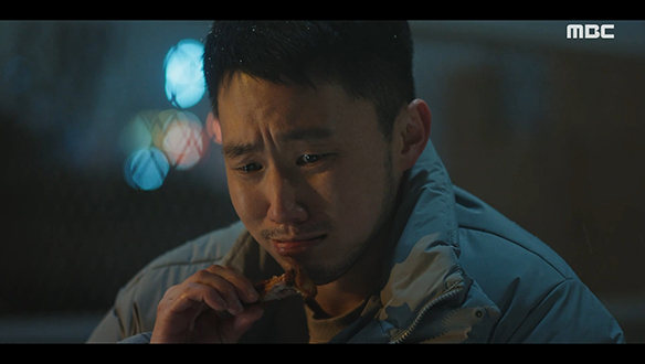 준웅(로운)이 건넨 치킨을 맛본 재수(류성록)는 갑자기 눈물을 터뜨리는데... 클립 이미지