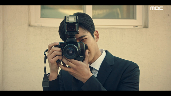 "제가 찍어드릴게요"…과거로 돌아간 틈을 타 아버지와 함께 있는 가족사진을 찍어주는 준웅(로운) 클립 이미지