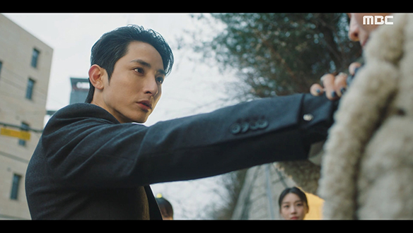 "쓸데없이 말이 많아졌구나"…업무 방해하는 구련(김희선)의 목을 죄는 중길(이수혁) 클립 이미지