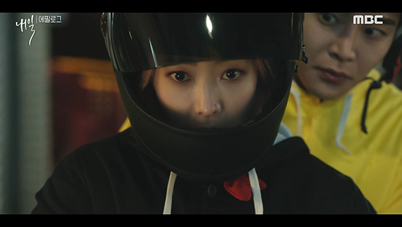 "내가 네 애인이야?"…구련(김희선) X 준웅(로운), 주마등 치킨 배달 가요~♪ 클립 이미지