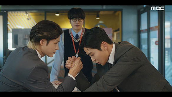 "팔 부러져도 탓하기 없기입니다"…힘(?) 좀 쓰는 준웅(로운) VS 륭구(윤지온)의 팔씨름 대결♨ 클립 이미지