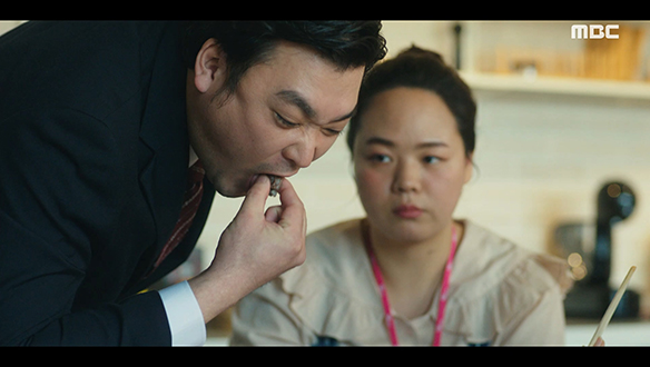 "보람씨, 그만 좀 먹으라고!"…팀장 만식(김흥래)은 보람(김민소)에게 막말을 내뱉는데... 클립 이미지