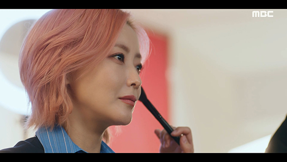 "련이씨가 해주면 안 될까요?"…예나(한해인)의 부탁에 못 이겨 화장품 시연 모델을 하게 된 구련(김희선) 클립 이미지