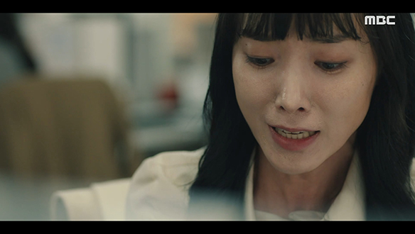 "자제력도 없어요? 대체 왜!"…시간이 지날수록 신경질적이고 예민해지는 예나(한해인) 클립 이미지