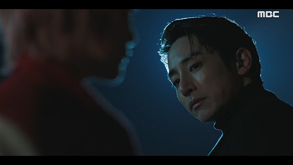 "혼에서 썩은 악취가 진동하네"…위기관리팀이 분열될 위기의 순간 등장한 중길(이수혁) 클립 이미지