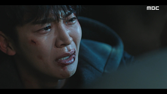 "살아서 그 죗값 다 치르고 죽어"…온갖 만행을 저질러온 진호(민진웅)를 결국 살리기로 한 준웅(로운) 클립 이미지
