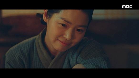 "내가 꼭 지켜주마, 우리 아들"…글 공부하다 잠든 어린 륭구(서윤혁)를 보며 다짐하는 유화(민지아) 클립 이미지