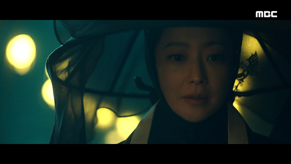 "특별한 죄를 지었지"…륭구(윤지온)는 구련(김희선)에게서 어머니 유화(민지아)의 이야기를 전해 듣게 되고... 클립 이미지