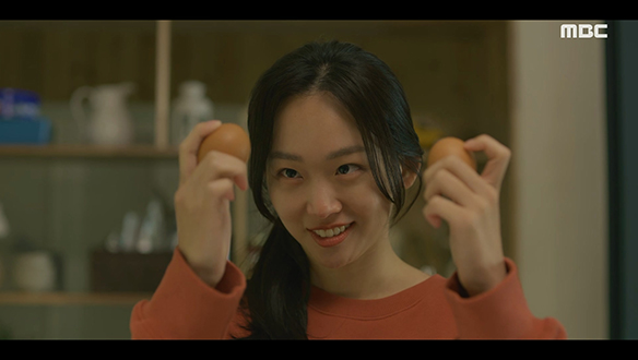 계란을 손에 쥔 채 차웅(박해진)을 떠올리며 히죽이는 슬해(진기주) 클립 이미지