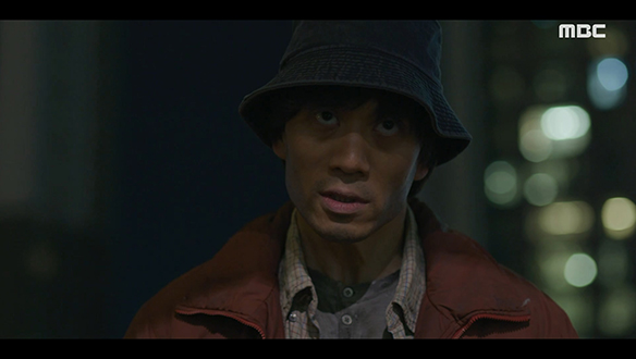 비루한 행색으로 돌아다니던 순동(안창환)의 눈에 들어온 슬해(진기주) 클립 이미지