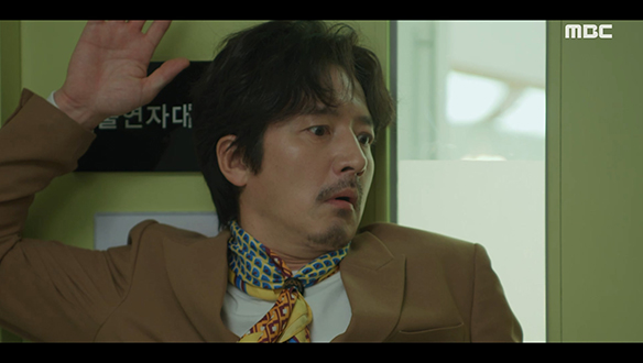 "고 순경이 여기서 왜 나와"…최검(정준호)은 슬해(진기주)의 몸에 있는 북두칠성 점을 보게 되고...  클립 이미지