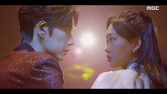 마술 쇼 선보이다 공중에서 떨어지는 슬해(진기주)를 공주님 안기로 구하는 차웅(박해진) 클립 이미지