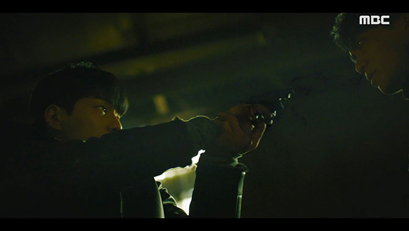 "대신에 나는 네 몸을 가져가지"…봉인된 줄 알았던 악귀는 희수(김종훈)에게 스며들어가는데... 클립 이미지