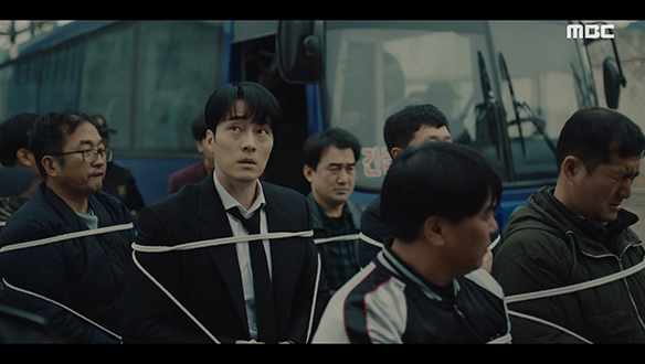 석주(한승빈)의 마지막을 지켜보지 못한 채 구치소로 이송된 이한(소지섭)