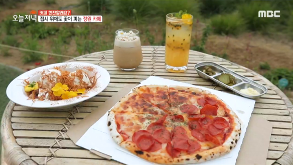 피크닉 감성 물씬! '데이지 크림 라떼' & '패션프루트 에이드' & '아이스크림 크로플'  클립 이미지