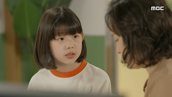 "힘내세요, 할머니"…침울해 있는 행자(김난희)를 위로하는 진호(안용준)와 솔(박예린)