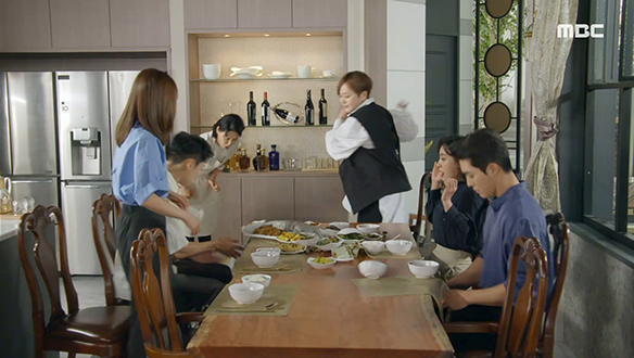 "자, 이제 완벽하게 쓰레기가 됐지?"…주홍(이영은)이 정성스레 준비한 아침상을 뒤엎는 숙진(이승연)