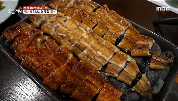 뜨끈한 맥반석 만나서 더 맛있는 '삼색(三色) 장어 구이' 클립 이미지