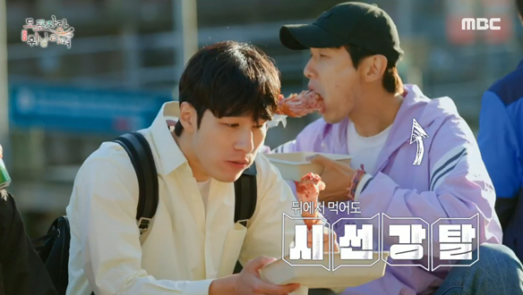 뉘하운에서 즐기는 덴마크 현지 음식🍗간식 먹방에 시선 집중!👀 클립 이미지