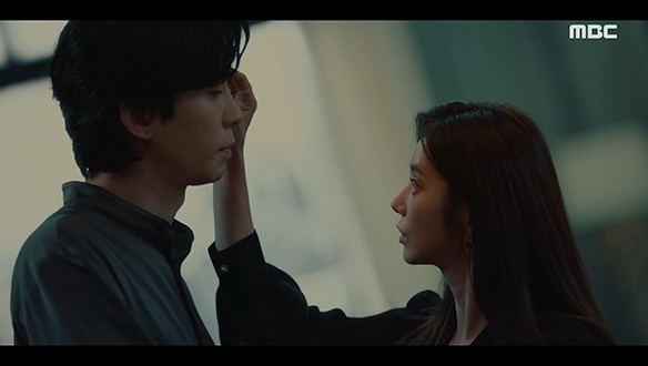 "나도 당신한테 확인할게 있어"…제이든(신성록)에게 핏빛 야망을 드러내는 유나(이주빈)