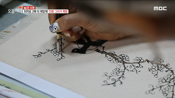 경기도 무형문화재 이연욱 불화장에게 직접 배우는 '민화 그리기 체험' 클립 이미지
