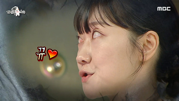 눈빛만으로 암살 가능?! 강렬한 존재감 뽐내는 배우 박경혜의 뀨♥한 매력 클립 이미지