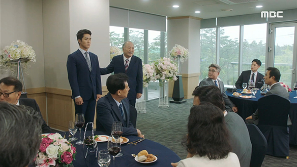 "34년 만에 만난 내 손자입니다"…회사 임원들에게 지환(서하준)이 자신의 친손자임을 밝히는 남 회장(장항선)