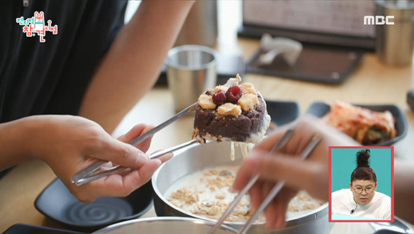배우 조재윤과 전참시 스태프들의 회식(?) 메뉴는 팥빙 콩국수 & 맷돌 콩국수♨ 클립 이미지