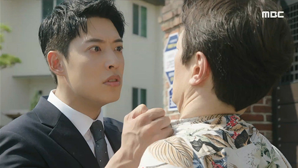 "내 인생에서 사라지라고!"…태형(정헌)과 동철(정찬)은 집 앞에서 몸싸움을 벌이는데... 클립 이미지