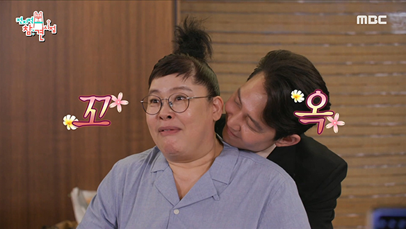 홍보요정 이영자를 위한 이정재 X 정우성의 애정 듬뿍 백허그♡ 클립 이미지