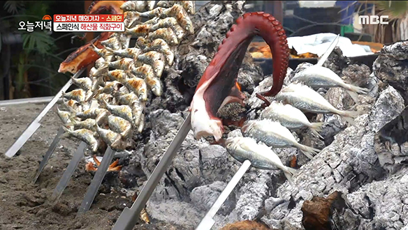 스페인 해변 식당의 대표 요리! '해산물 직화구이' & 스페인 여름 음료 '띤또 데 베라노' 클립 이미지