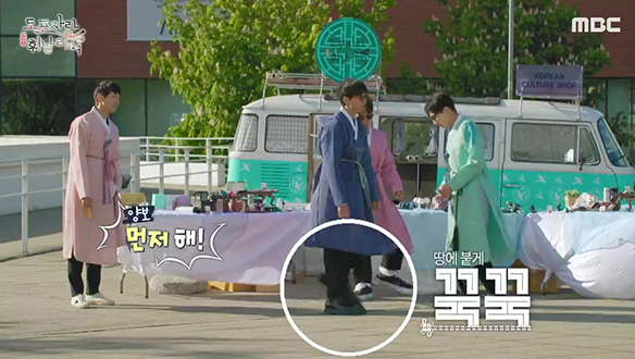 노상현 VS 주우재, 승부욕 넘치는 두 남자의 딱지치기 대결!  클립 이미지