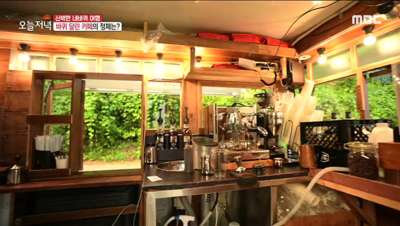 향긋한 커피 향과 달리는 캠핑카~☕ 중년 커피프린스의 바퀴 달린 카페!