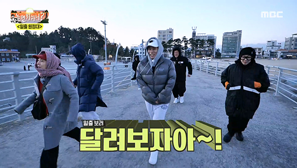 일출명소 안목해변 빨간등대를 향해 거침없이 달리는 일출 원정대♨ 클립 이미지