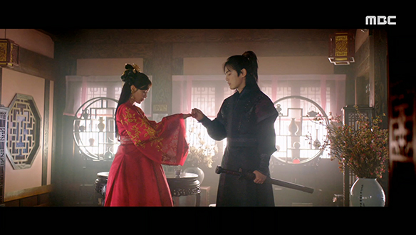 "돌려드리겠습니다"…혼례를 앞둔 설희(임수향)는 오현(김정현)에게 연인의 증표를 돌려주는데...