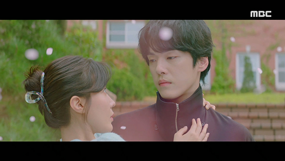 '엄마, 살려줘'…계단에서 미끄러진 계절(임수향)은 의문의 남성에 의해 구해지고...