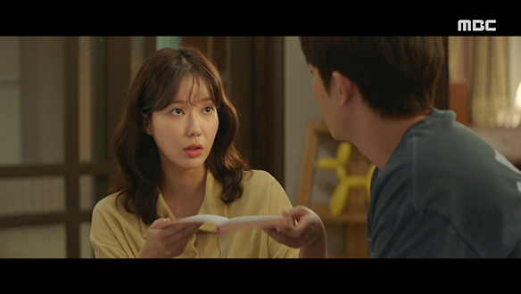 "그 사람, 딱 이렇게 생겼어"…동생 한철(안우연)에게 자신을 구해준 남자를 그려 보여주는 계절(임수향)