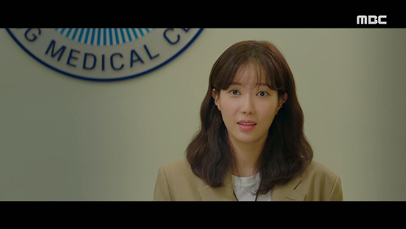 '날 기억 못 하나?'…면접장에서 마주친 면접관 진우(김정현)에게서 눈을 떼지 못하는 계절(임수향)