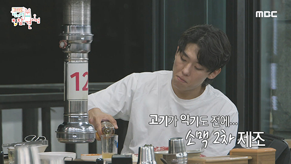 운동 후 홀로 한우에 소맥까지!💨 덱스 쾌남 폼 미쳤다~💛 클립 이미지