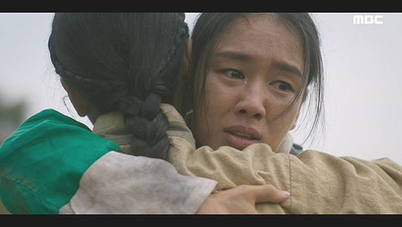 "내가 지켜줄게" 절개를 지키려는 종종이(박정연)를 설득하는 길채(안은진) 클립 이미지
