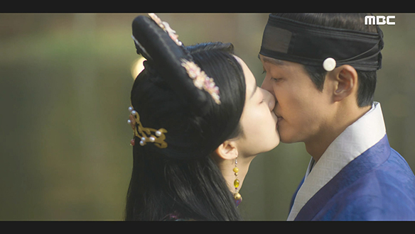 "내 잠자리 시중을 들어라" 장현(남궁민)에게 입 맞추는 각화(이청아) 클립 이미지