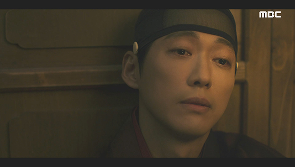 "이렇게 달이 밝은 날엔 늘 그대와 함께 있으니" 문 하나를 사이에 두고 나누는 두 사람의 대화