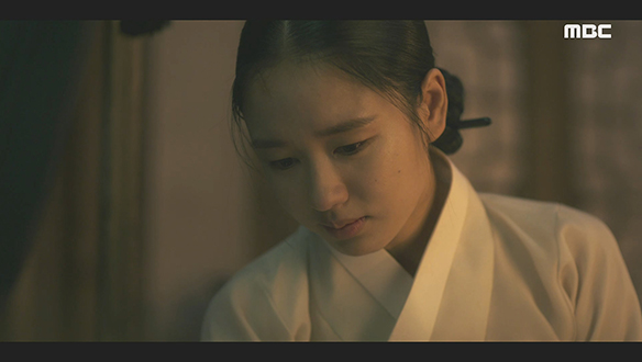 "나도 이 손잡아 보고 싶었는데.." 잠든 장현(남궁민)에게 털어놓는 길채(안은진)의 속마음