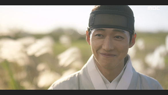 농사일을 돕는 길채(안은진)를 멀리서 바라보는 장현(남궁민)
