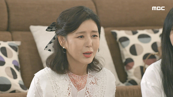 마리(이칸희)에게 사실은 사별이 아니라 이혼이었다고 이야기하는 덕수(안내상) 클립 이미지