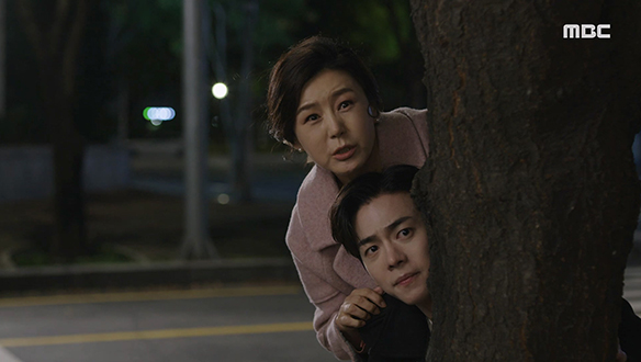 "둘이 뭐 하는 짓이야?" 다정(오승아)과 요한(윤선우)의 모습을 보고 오해하는 상철(문지후)